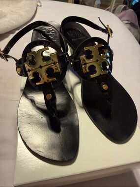 Tory Burch Black Patent Leather Sandals with Gold Logo Medallion - Size 9